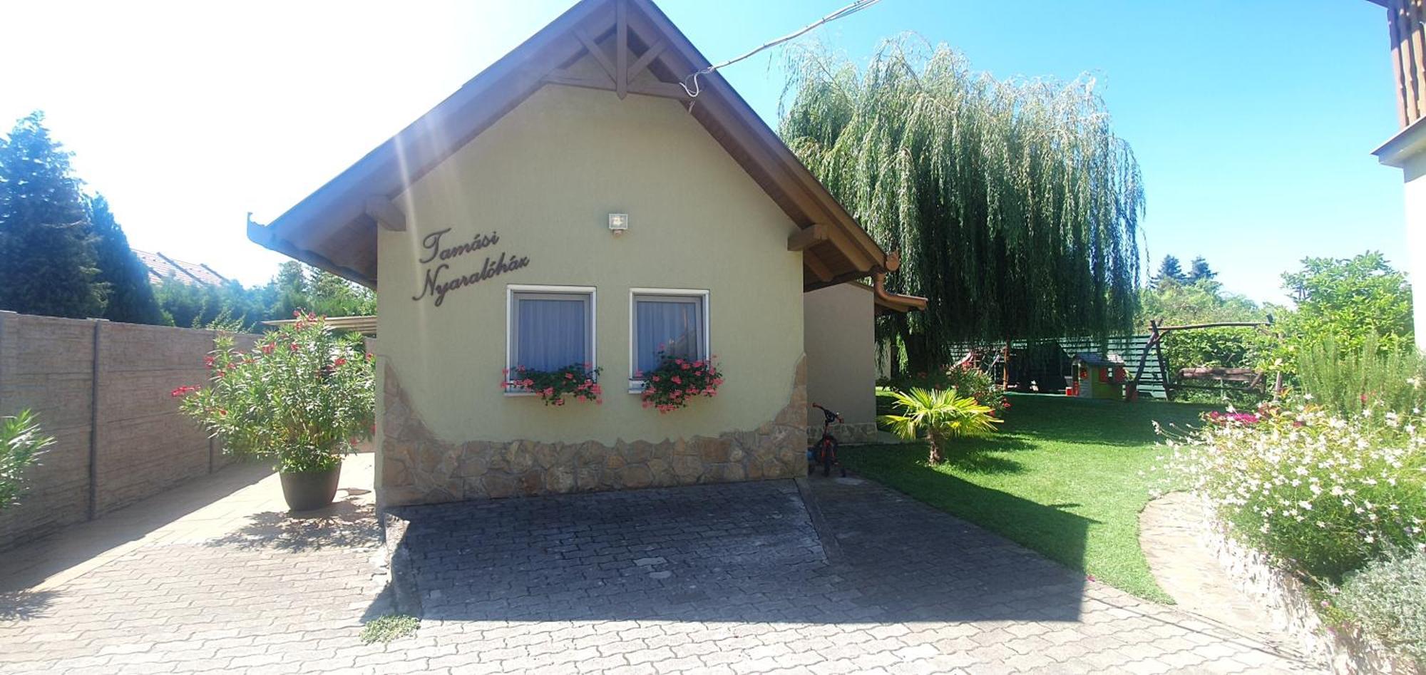 Tamasi Villa- Nyaralohaz Balatonkeresztúr エクステリア 写真